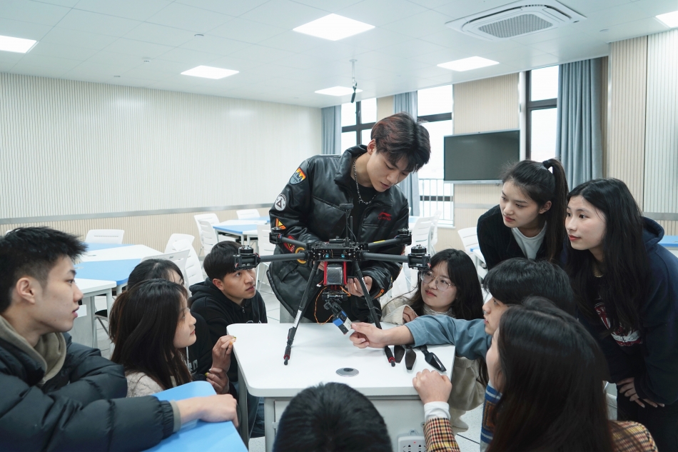 计算机工程学院双创工作室学生讨论智联设备场景应用 3.7.JPG